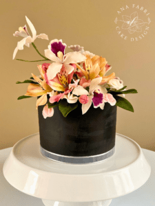 Bolo Black com Orquideas
