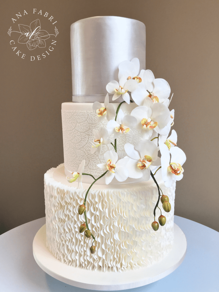 Bolo Branco com Orquídeas