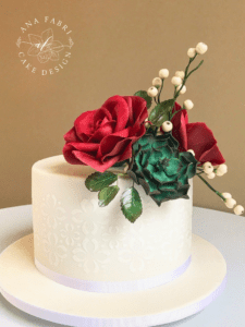 Bolo Branco com Rosas e Suculentas