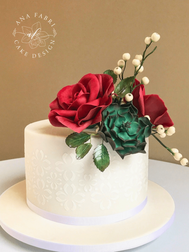 Bolo Branco com Rosas e Suculentas