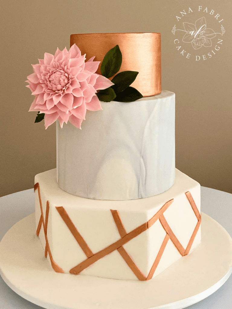 Bolo Branco e Dourado com Rosas
