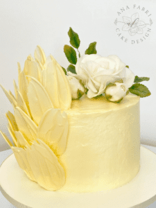 Bolo Buttercream Rosas Brancas