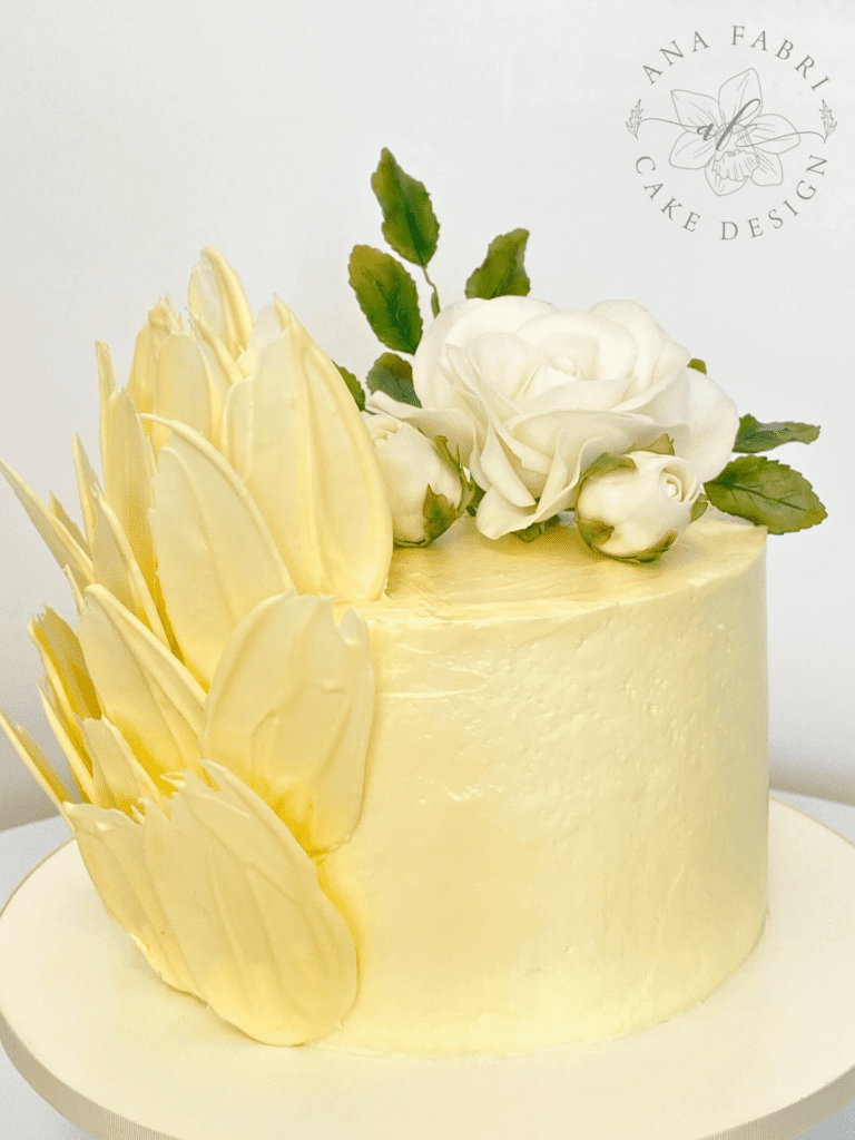 Bolo Buttercream Rosas Brancas