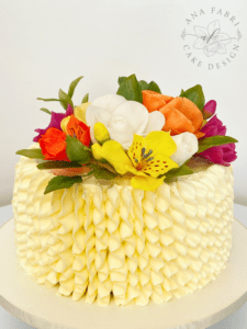 Bolo Buttercream Texturizado com Astromelias e Orquideas